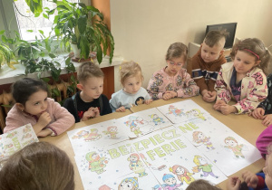 Dzieci ułożyły obrazek z napsem bezpieczne ferie