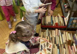 Dzieci wybierają książeczki do oglądania