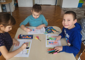 Dzieci kolorują elemnty rakiety