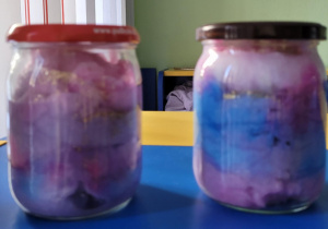Zabarwiona wata w sloiku