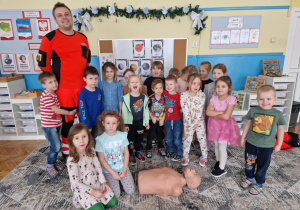 Dzieci z ratownikiem medycznym