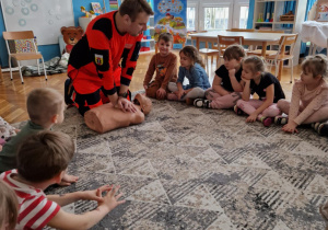 Ratonik medyczny na fantomie pokazuje uciski klatki piersiowej