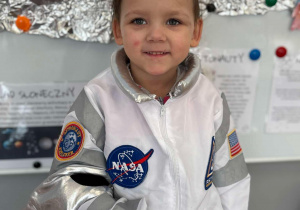 Dziewczynka w stroju kosmonauty Nasa