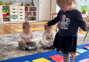 dziecko chodzi po macie