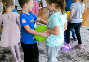 Dzieci tańczą z balonami