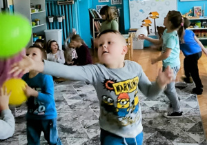 Dzieci podrzucają balony