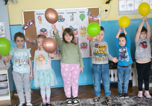 Dzieci machają balonami