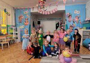Dzieci z grupy pierwszej w przebraniach karnawałowych