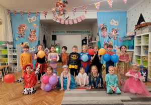 Dzieci z grupy drugiej w przebraniach karnawałowych