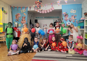 Dzieci z grupy czwartej w przebraniach karnawałowych