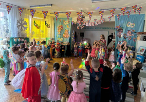 Dzieci na balu karnawalowym