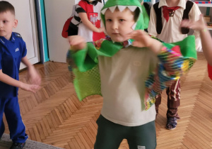Chłopiec w przebraniu smoka