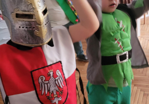 Dzieci pokaujące ruchy taneczne