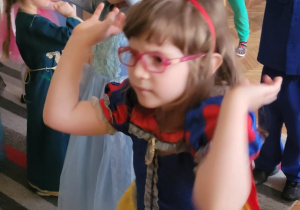 Dziewczynka macha rekoma do muzyki
