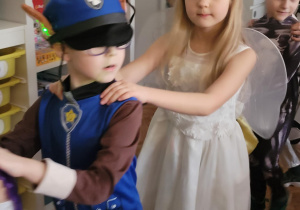 Dzieci idą w tanecznym pociągu