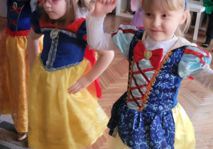 Trzy dziewczynki przebrane za Królewny Śnieżki