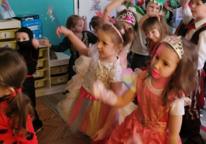 Dzieci tańczące na balu