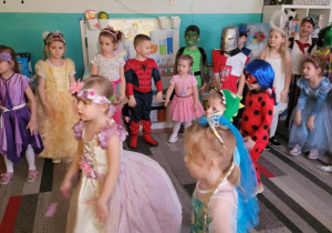 Dzieci nasladują ruchy pani Bergamutki