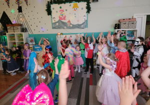 Dzieci klasszczą nad głową
