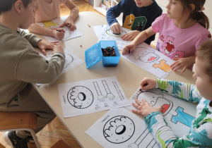 Dzieci kolorują pracę plastyczna
