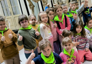 Dzieci z grupy trzeciej na tle szkieletu dinozaura