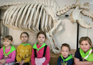 Dzieci na tle szkieletu dinozaura