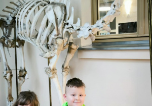 Dzieci na tle szkieletu dinozaura