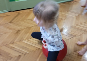 Dziewczynka skacze na piłce