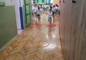 Dzieci przeskakują przez przeszkodę