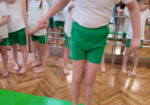 Chłopiec idzie po ławeczce