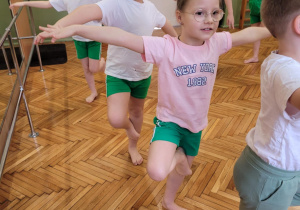 Dzieci stoją jak żurawie z woreczkiem na głowie