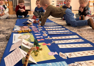 Makieta z dinozaurami