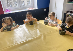 dzieci pracuja na warsztatach twórczych