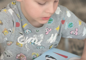 Chłopiec wycina po linii skrzydlo bociana