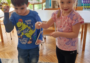 Dziewczynka z chłopcem graja na instrumentach