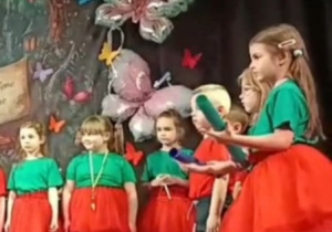 Dzieci z instrumentami: trójkątami i bum bum rurkami