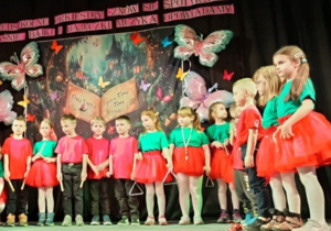 Dzieci stojące na scenie po występie