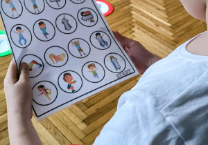 Dziewczynka z mapą do kodowania