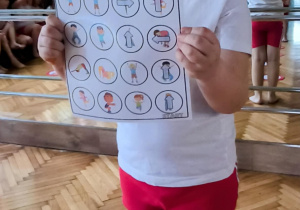 Chłopiec pokazuje mapę do kodowania