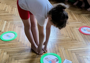 Dziewczynka robi skłon w przód