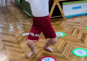 Chłopiec pokazuje śmieszną figurę