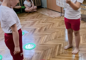 Chłopiec stoi przed mapą do kodowania