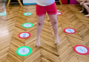 Dziewczynka wykonuje pajacyki