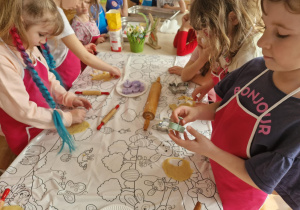 Dziewczynka wybiera foremkę do zrobienia ciastek wielkanicnych