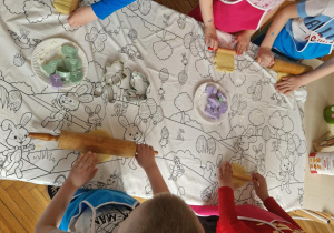 Dzieci walkują ciasto różnymi wałkami z fakturą