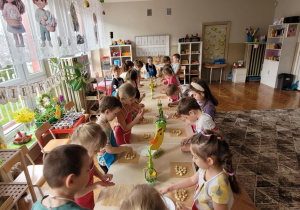 Dzieci robią baranki z ciasta drożdżowego