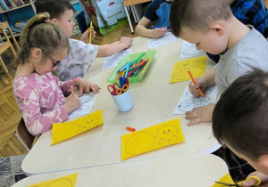Dzieci wycinają przy stoliku