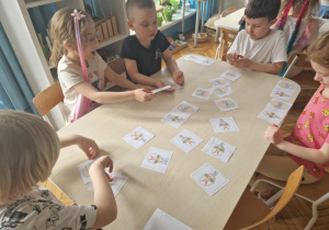 Dzieci grają w wielkanocną grę matematyczną