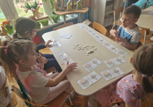 Dzieci rozwiązują matematyczne wielkanocne działania