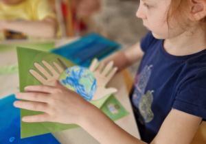 dziewczynka wykonuje pracę plastyczną